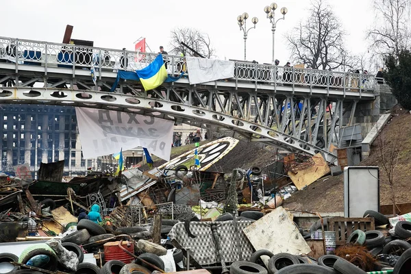 Evromaydan em Kiev. Barricadas na rua Institutskaja . — Fotografia de Stock