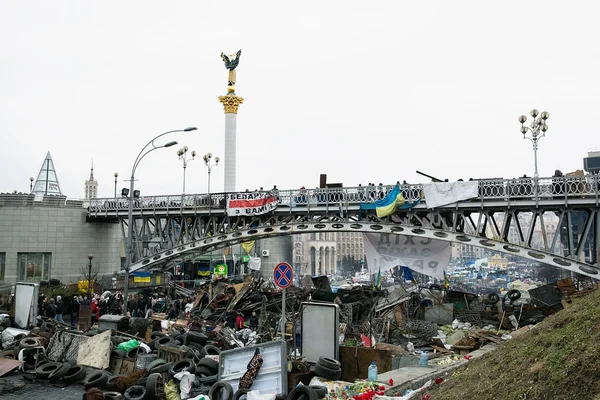 Evromaydan in kiev. barricades in de straat institutskaja. — Stockfoto