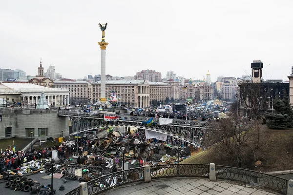 Evromaydan em Kiev. Barricadas na rua Institutskaja . — Fotografia de Stock