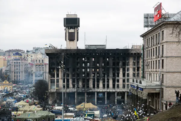 Evromaydan in kiev. verbrande huis van vakbonden. — Stockfoto