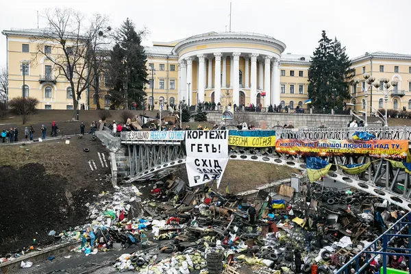 Evromaydan in kiev. Institutskaja Str.. — Stockfoto