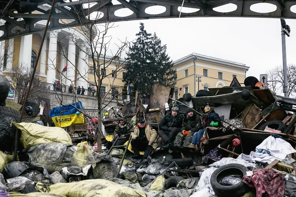 Evromaydan en Kiev. Barricadas en la calle Institutskaja . — Foto de Stock