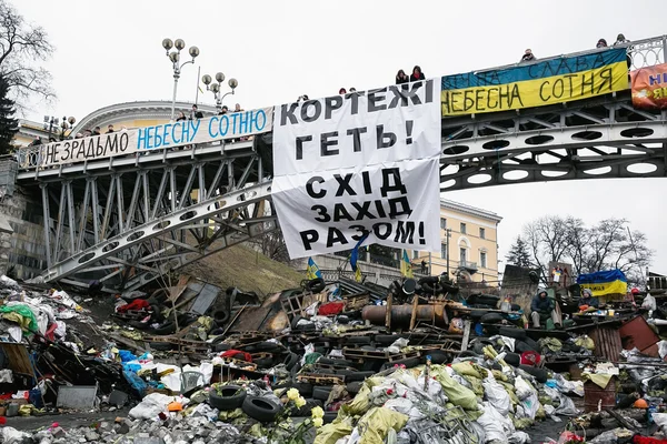 Evromaydan w Kijowie. barykady w ulicy institutskaja. — Zdjęcie stockowe