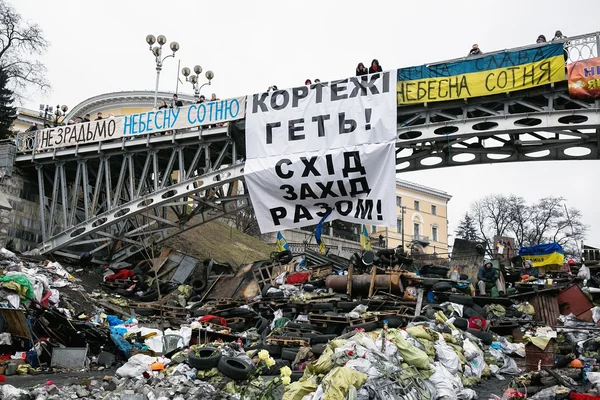 Kiev evromaydan. Barikatları içinde sokak institutskaja. — Stok fotoğraf