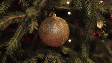 Yeni yıl süslemelerinin detayları. Yeni yıl oyuncakları. Çelenkler. Yeni yıl. Noel sahnesi. Güzel bokeh
