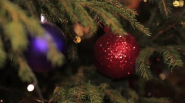 Yeni yıl süslemelerinin detayları. Yeni yıl oyuncakları. Çelenkler. Yeni yıl. Noel sahnesi. Güzel bokeh