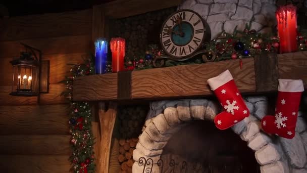 Χριστουγεννιάτικο Ρολόι Χριστουγεννιάτικο Φόντο Κεριά Πολύχρωμες Γιρλάντες Χριστουγεννιάτικη Σκηνή Λεπτομέρειες — Αρχείο Βίντεο