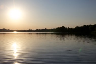 Gölün üzerinde güneş