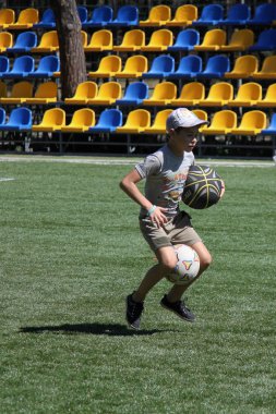 eğlenceli bir iki topları ile bayrak yarışı