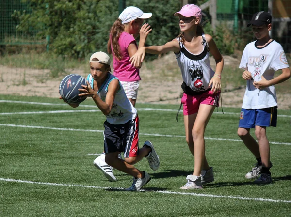 Menino não identificado corre com bola — Fotografia de Stock