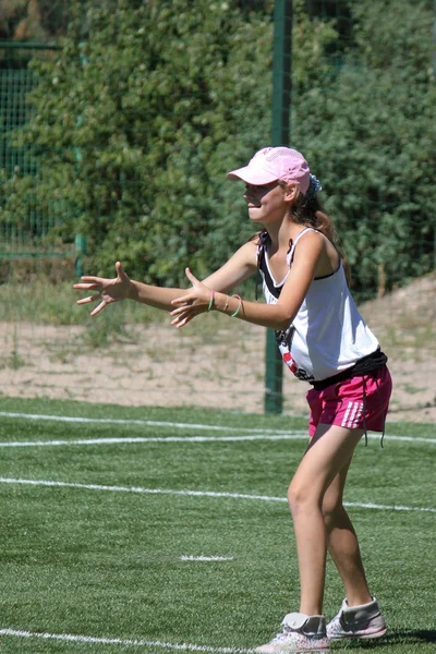 Chica no identificada esperando la pelota — Foto de Stock