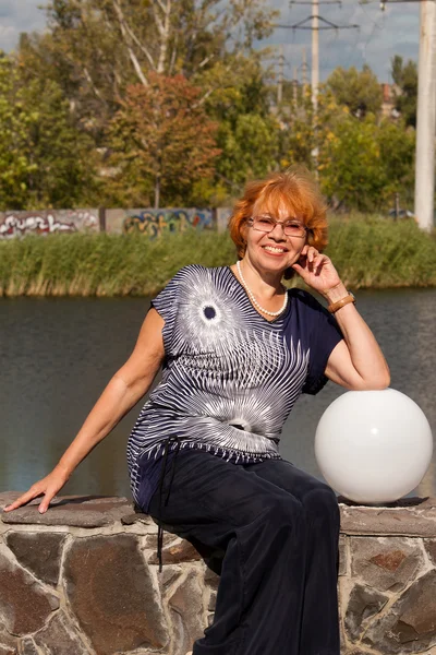 Mujer de mediana edad sonriendo — Foto de Stock