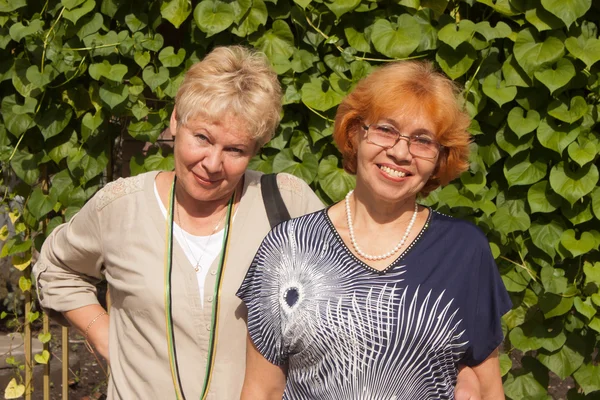 Dos mujeres de mediana edad — Foto de Stock