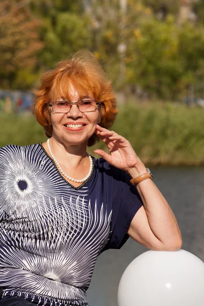 Mujer de mediana edad sonriendo — Foto de Stock