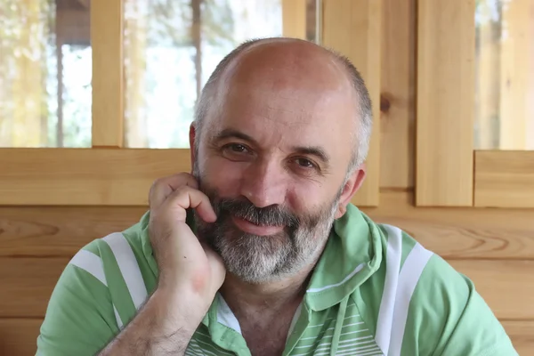 gülümseyen, orta yaşlı bir adam portresi