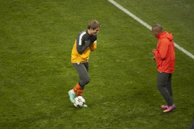 Marko Devi? (solda) ve Douglas Costa (sağ)