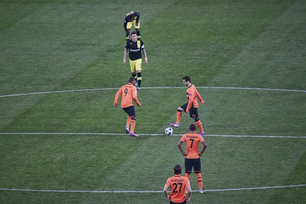 Jogadores de Shakhtar começam a partida da Liga dos Campeões — Fotografia de Stock