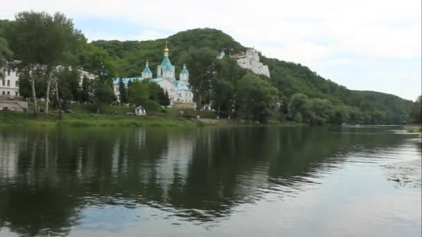 Caminar por el río Seversky Donets — Vídeo de stock