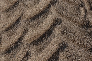 kum üzerinde traktör izleri