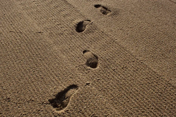 Huellas humanas en la arena —  Fotos de Stock