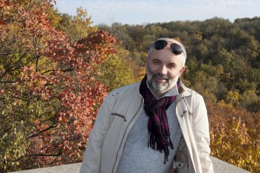 gülümseyen, orta yaşlı bir adam portresi