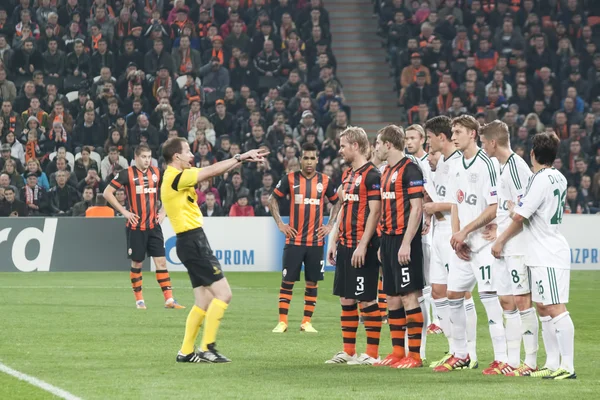 Referee William Collum (SCO) pushes a "wall" of players — Stock Photo, Image