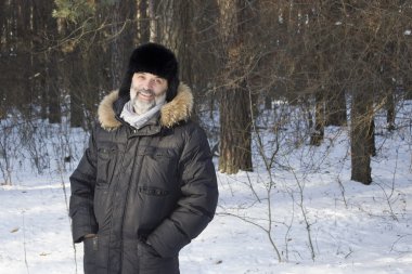 kış orman orta yaşlı adam portresi