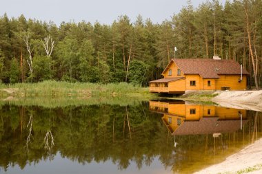 Göl üzerinde ormanda evi