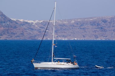 arka plan üzerinde yelken tekne thira (fira, santori Adaları