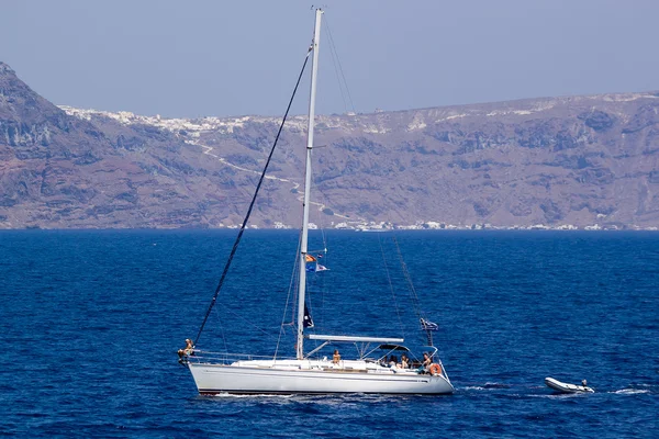 Loď bez plachet na pozadí ostrovy thira (fira, santori — Stock fotografie