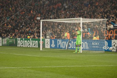 kaleci ceza penetrasyon için hazırlanıyor oyuncu duvara yönlendirir