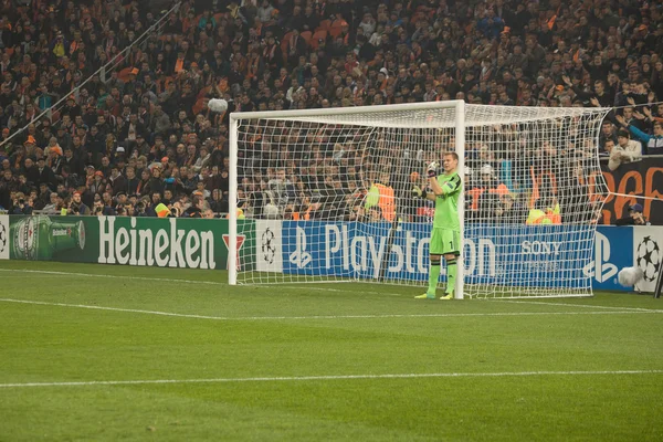 Goalkeeper directs wall of the players preparing for the penetration of the penalty — Stock Photo, Image