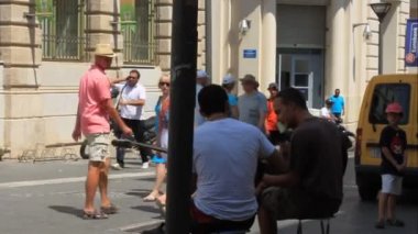 sokak müzisyenleri limana lider sokakta oynarken