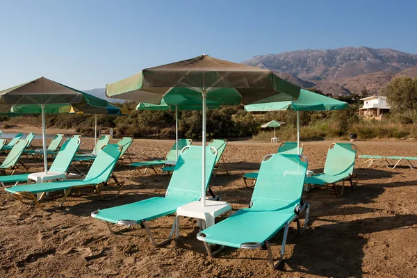 Free turquoise loungers under umbrellas — Stock Photo, Image