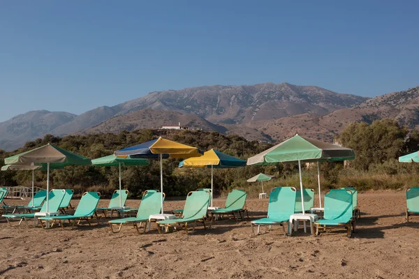 Free turquoise loungers under umbrellas — Stock Photo, Image