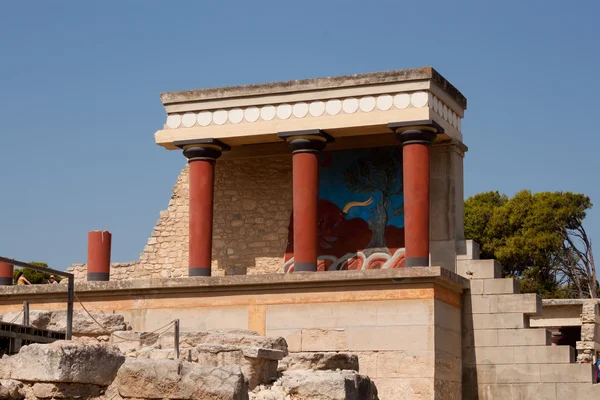 Balcon avec une colonnade, fresque en relief représentant taureau — Photo