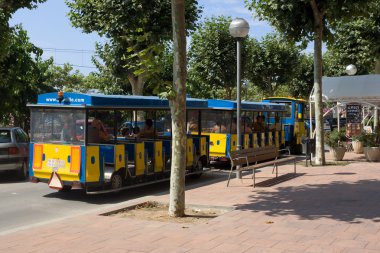 Sokaklarda Calella stilize tren küçük yük arabalar