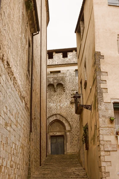 De smala gatorna i de gamla kvarteren i Girona — Stockfoto