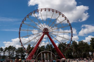 Central Park Kharkov içinde dönme dolap ile c mavi gökyüzüne karşı