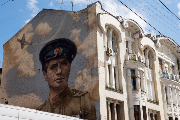 Изображение известного актера и режиссера Леонида Быкова на стене
