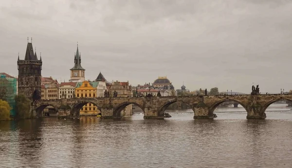 プラハ - 古風のいずれかでヴルタヴァ川に架かるカレル橋 — ストック写真