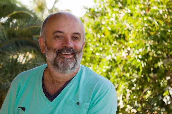 gülümseyen, orta yaşlı bir adam portresi