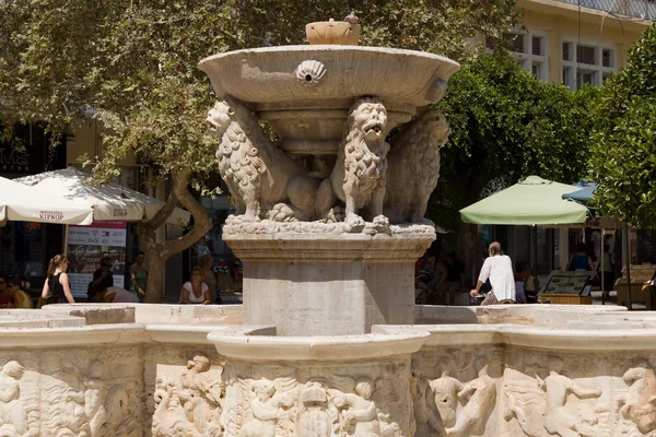 威尼斯喷泉在广场上的伊拉克利翁 — 图库照片
