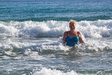 Dalgalar orta yaşlı kadın