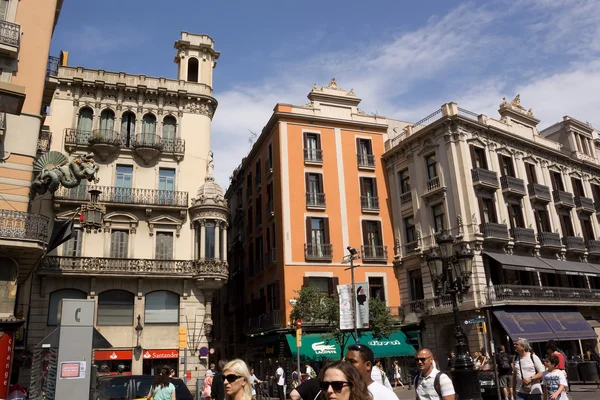 Architektonických děl v pěší ulici v Barceloně r — Stock fotografie