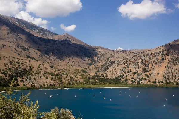 Lake kournas. Girit'te en büyük tatlı su Gölü — Stok fotoğraf