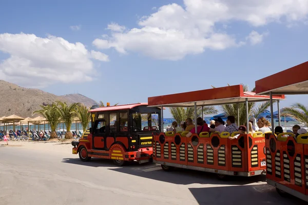 Carruagens de trem estilizadas nas ruas de Georgioupolis — Fotografia de Stock