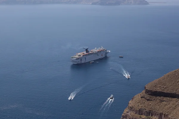 Cruise ship off the coast of Santorini. Santorini - one of the m — Stock Photo, Image