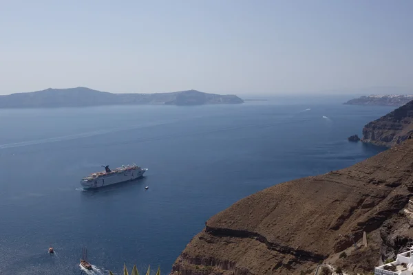 Výletní loď u pobřeží santorini. Santorini - jedna m — Stock fotografie