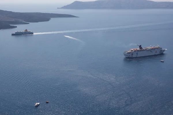Výletní loď u pobřeží santorini. Santorini - jedna m — Stock fotografie